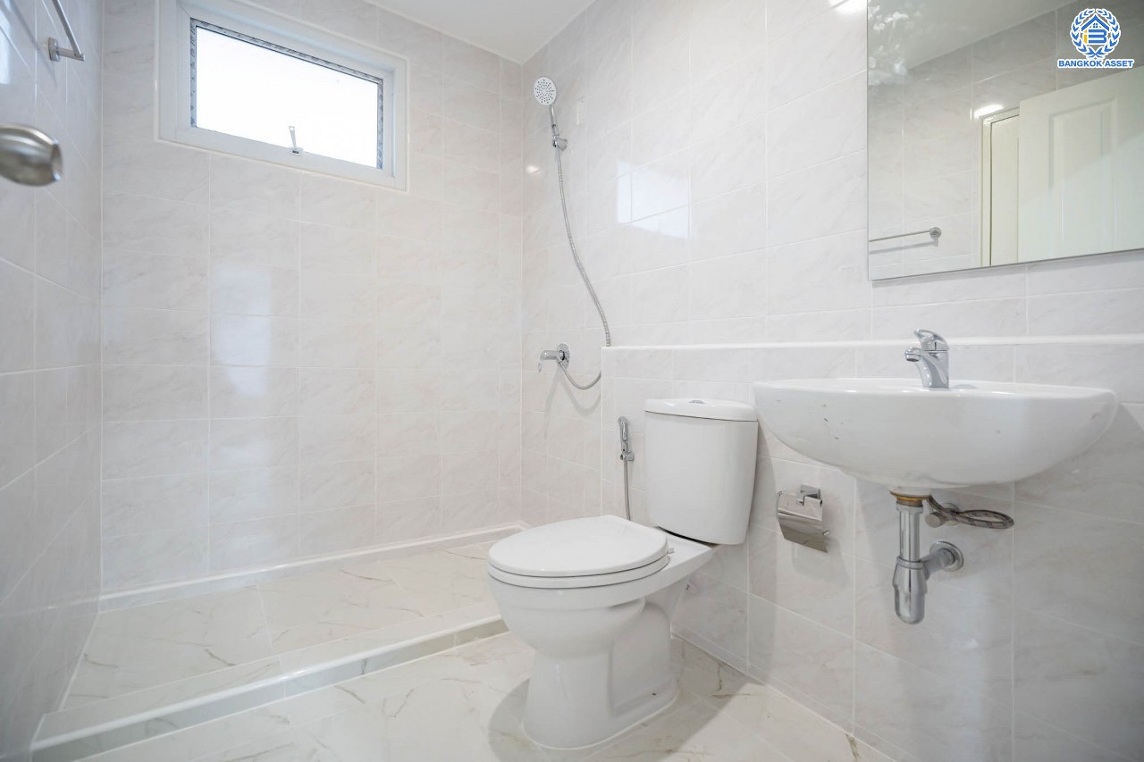 บ้านมือสองตกแต่งใหม่ สังคมคุณภาพแบรนด์ LH โครงการ อินนิซิโอ ปิ่นเกล้า-วงแหวน หลังมุม เนื้อที่ 52.5 ตร.ว. ฟังก์ชัน 3 ห้องนอน 2 ห้องน้ำ 2 ที่จอดรถ บนทำเลศักยภาพ เดินทางสะดวก เชื่อมต่อทั้งปิ่นเกล้า-ศาลายา ใกล้เซ็นทรัลเวสต์เกต รถไฟฟ้าสายสีม่วง "สถานีตลาดบางใหญ่" และทางด่วน "กาญจนาภิเษก"